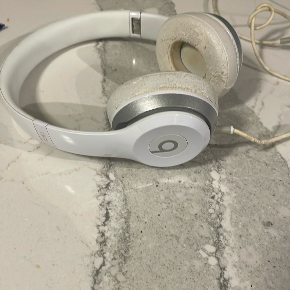 Beat Solos white first edition fine condition